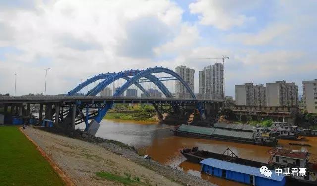 八尺江大桥位于南宁市五象新区,跨越邕江支流八尺江,是在八尺江桥原址